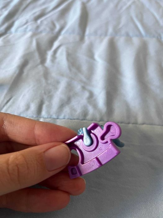 Figura Stitch Disney 100 com peça de puzzle roxa