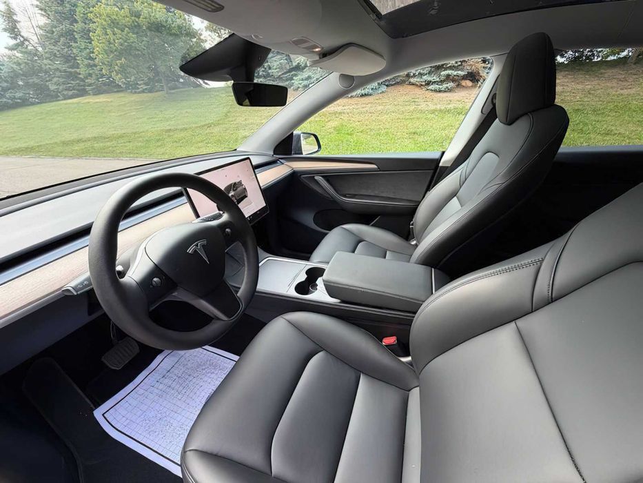 Tesla Model Y      2023