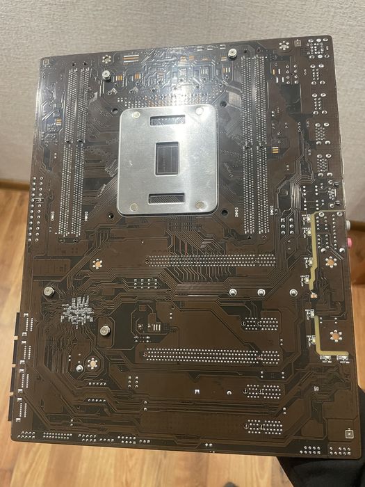 Продам материнську  плату