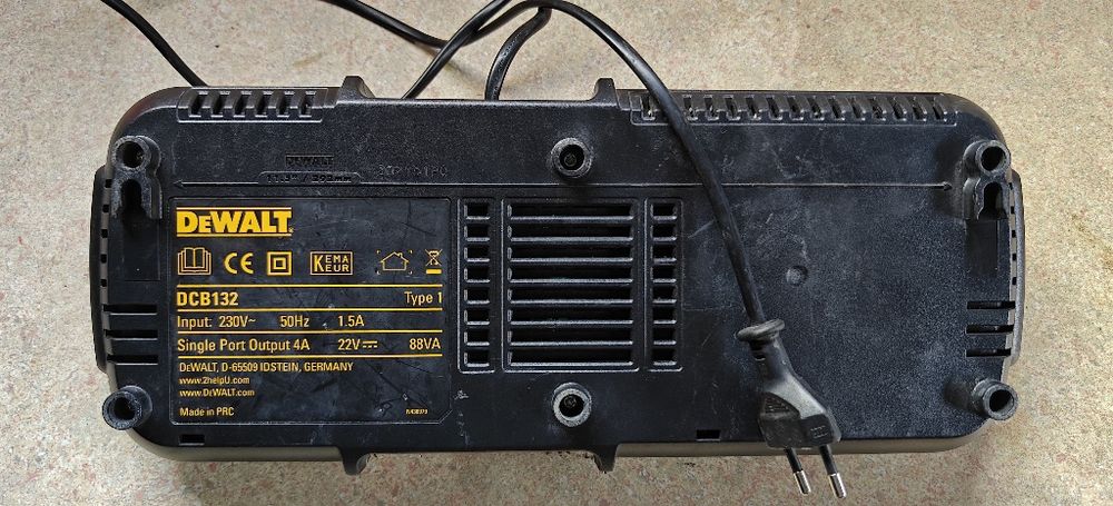 Ładowarka podwójna DEWALT DCB 132  bez baterii.