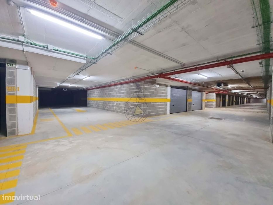 Garagens Box à Venda em Portimão — de 16 m² a 28 m², entre a estação d