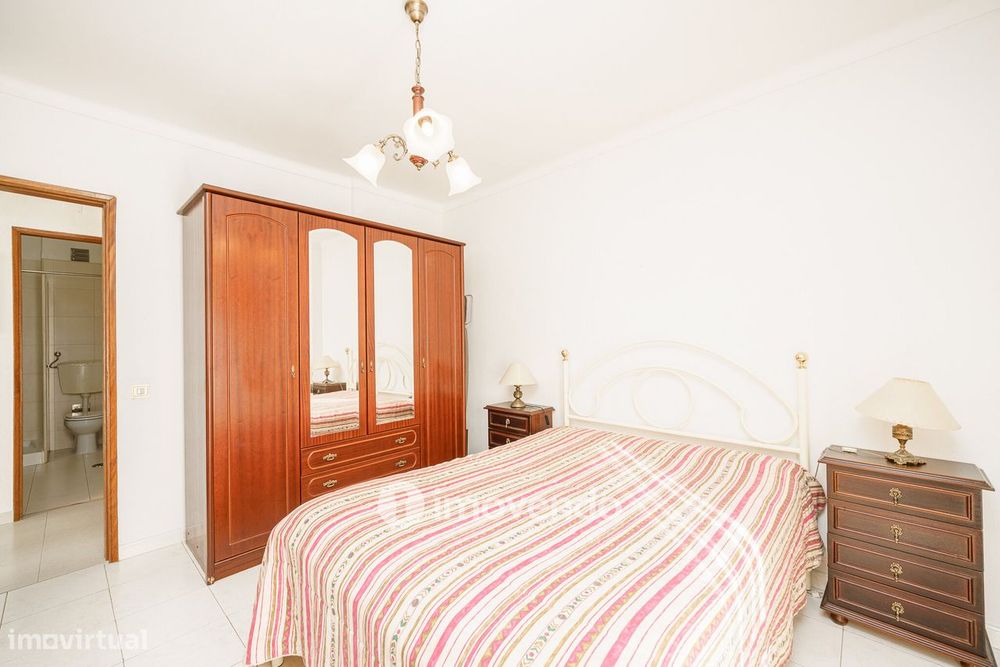 Apartamento T1 com varanda e a 200m da praia, no coração de Sesimbra