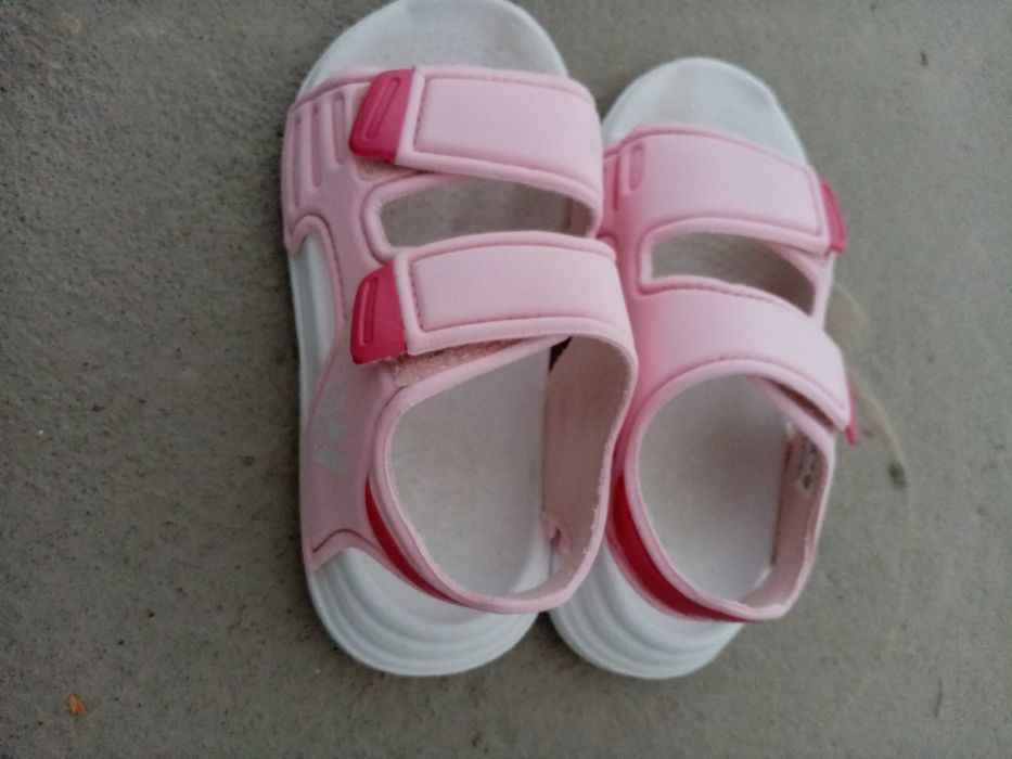Sandałki adidas dla dziewczynki