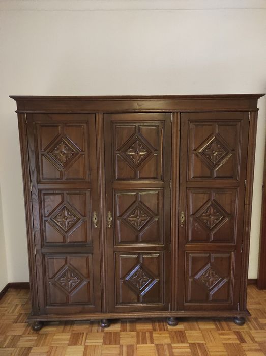 Roupeiro/ guarda roupa em madeira D. João V