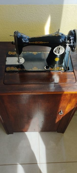 Швейна машинка в тумбочці