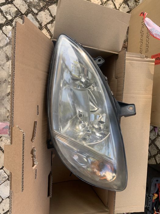 Farol esquerdo frente Mercedes Vito