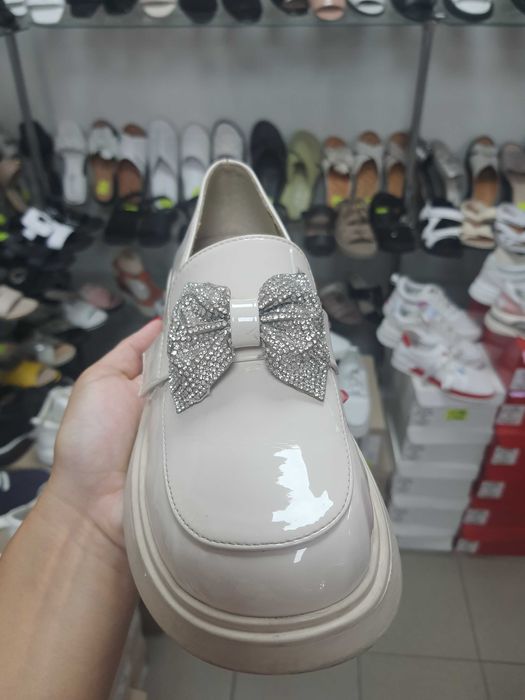 Туфлі на дівчинку.