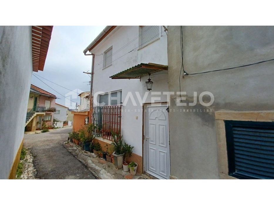 Two-story semi-detached house located in a village 5 km from Tomar.