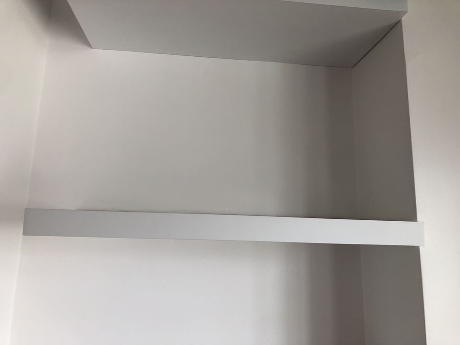 Prateleiras brancas de fixação invisível