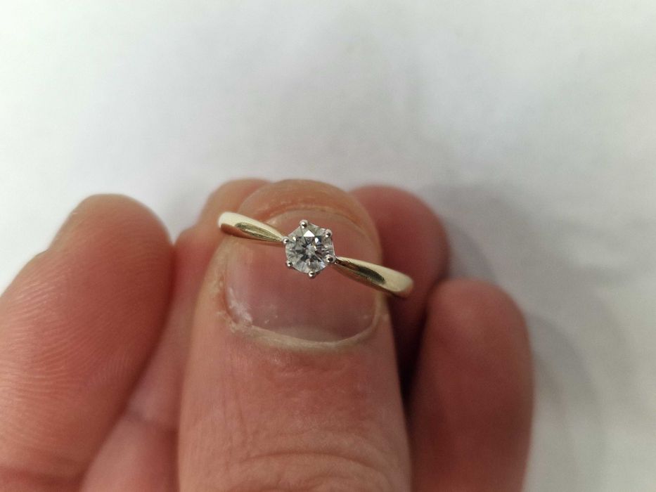 Złoty pierścionek/ 585/ 1.79 gram/ R10.5/ DIA 0.19 CT/ certyfikat
