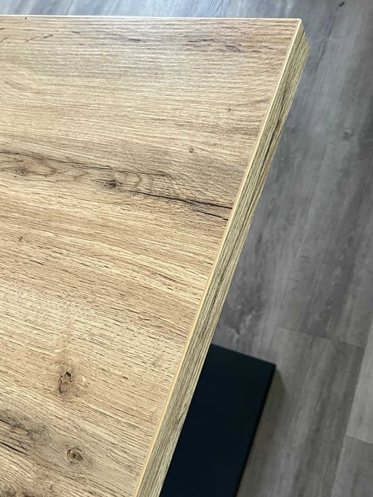 Estou a vender uma mesa.