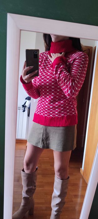 Camisola malha vermelha e branca de gola alta