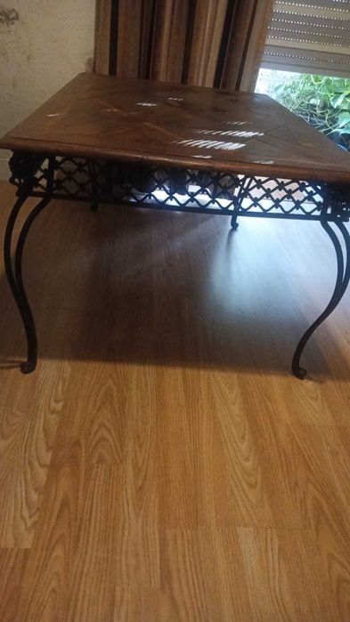 Mesa de café madeira maciça e pés ferro fundido