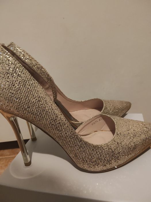 Vendo sapato pra festa.