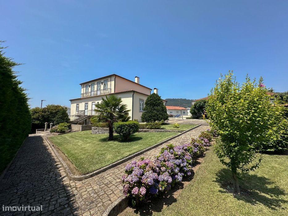 Stunning Detached V4 House in Meadela