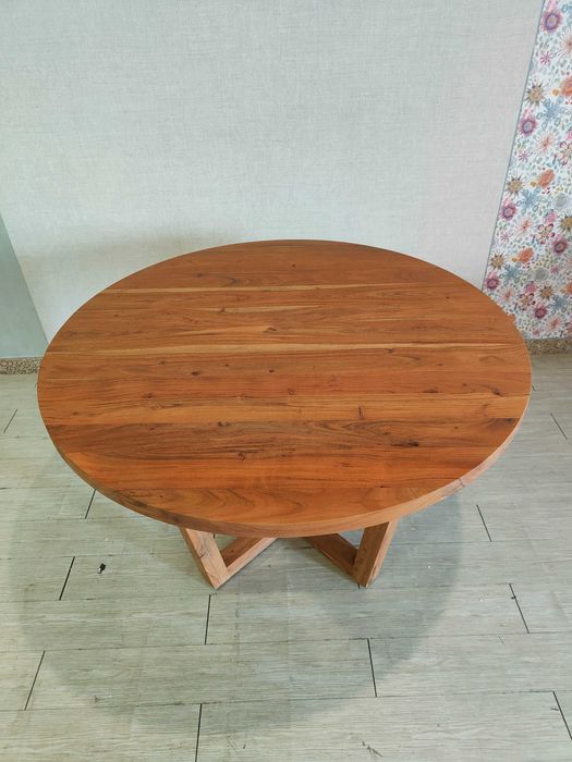 Mesa redonda Nahla de madeira maciça com acabamento em tom natural Ø 120 cm