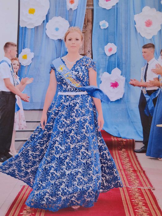 Вечірня сукня гарно підійде як для подружки начереної так і випускниці