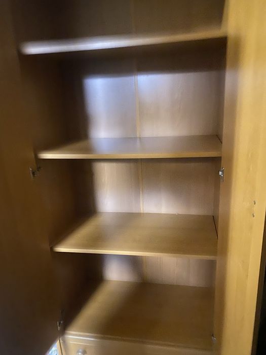 Продам мебель : стол кухонный , духовой шкаф