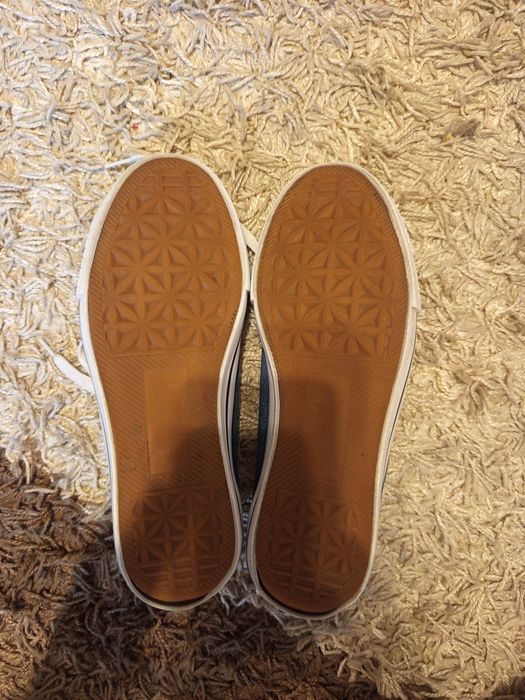 Granatowe trampki z naszywkami