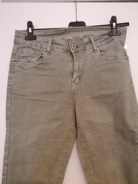 Calças elásticas skinny push up em caqui - tamanho L