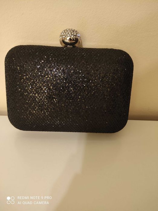 Czarna błyszcząca kopertówka