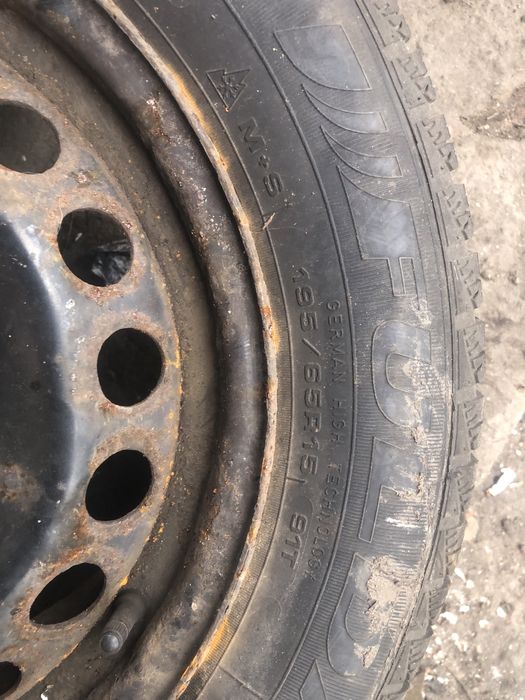 Продам зимову резину з дисками 195/65R15