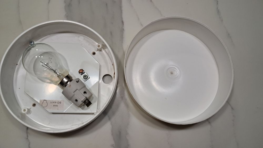 Oprawa sufitowa lub ścienna z okresu PRL z oryginalną żarówką