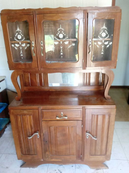 1 móvel antigo de sala jantar  e uma mesa a mesa