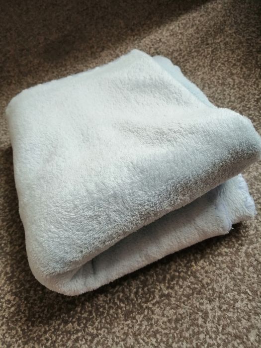 Błękitny cienki kocyk niemowlęcy