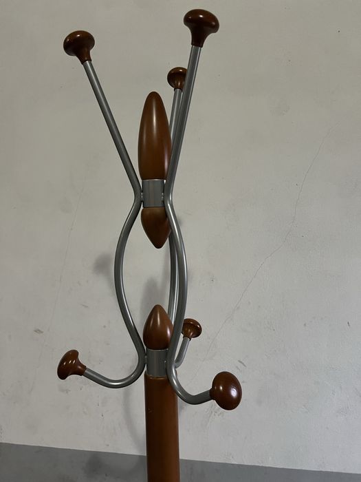 Cabide de pé para roupa.