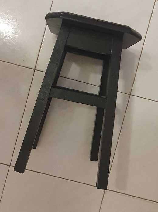 Pequeno banco artesanal, vintage, cuidadosamante manufaturado