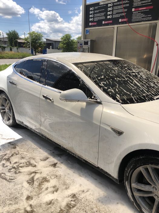 Оренда автомобіля Leaf і TESLA S