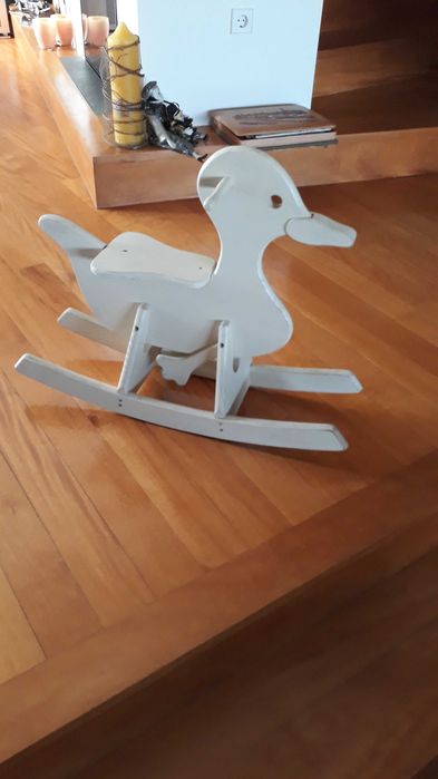 pato de Balançar em estrutura Madeira para Criança, em bom estado vendo 60 euros