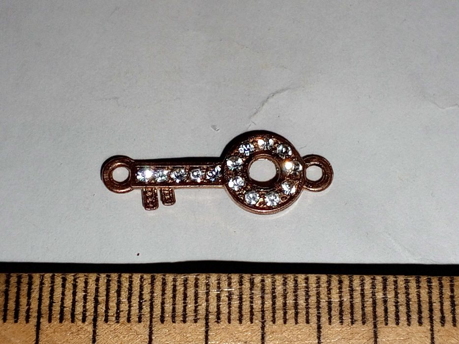Винтажная подвеска-коннектор в форме ключа со стразами.