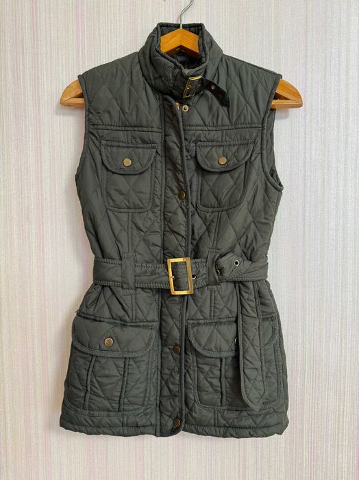Стильный стеганный жилет с поясом. Женская оливковая жилетка. Раз XS-S