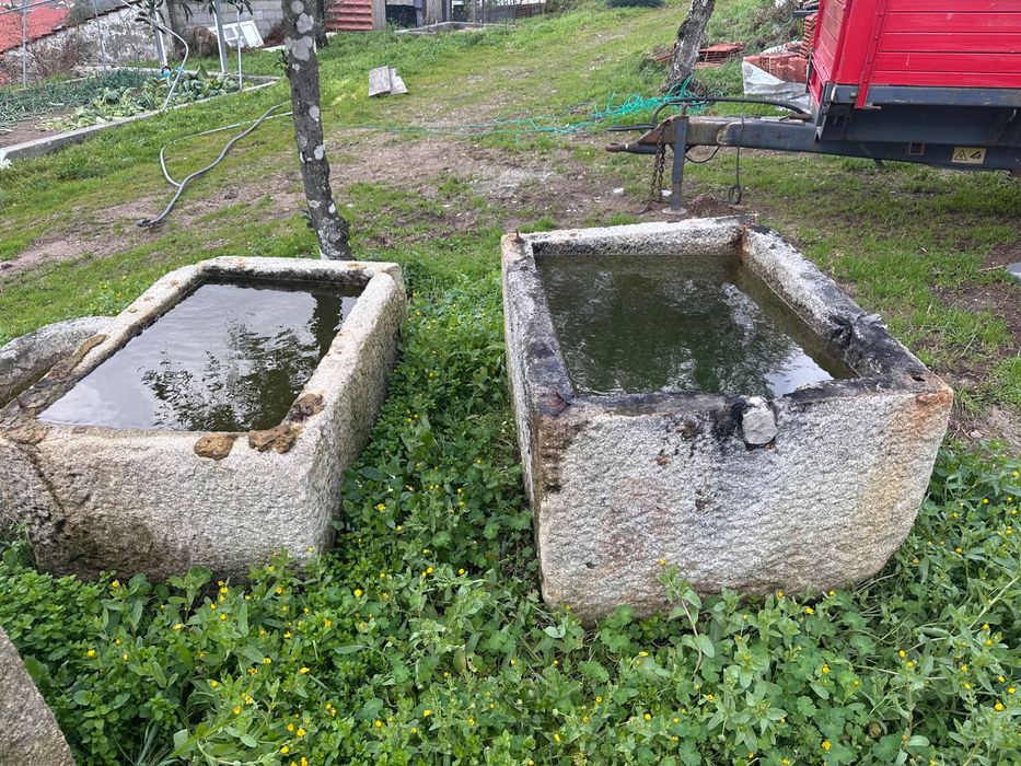 Pias de pedra trabalhadas