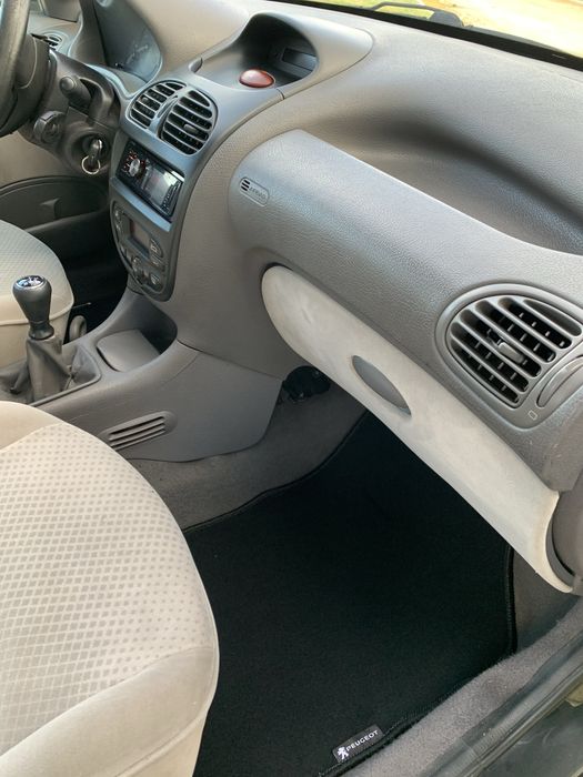 Peugeot 206 //143mil kms //AC digital // teto panorâmico -Impecável