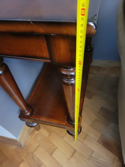 Stolik pod lampę lub do holu.