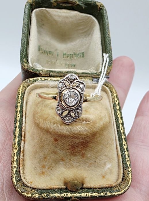 Złoty Art Deco pierścionek diamenty