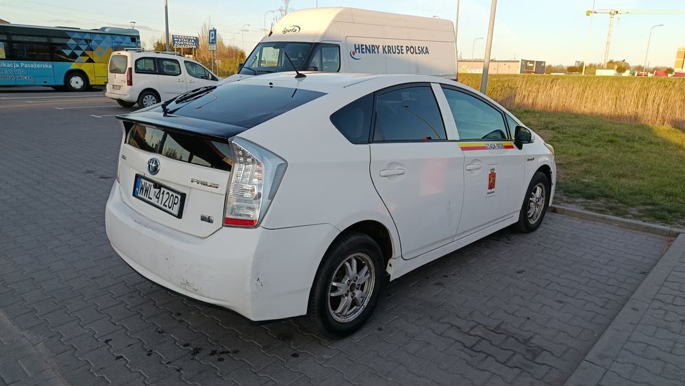 Toyota Prius 3 1.8 2011 оплата частями ,  рассрочка на раты