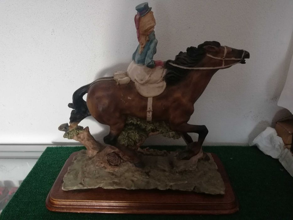 Estatueta com base de madeira