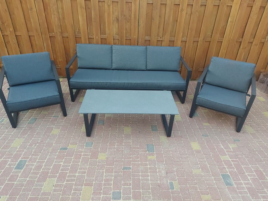 Dostępny zestaw meble ogrodowe Vonge sofa dwa fotele, stolik.