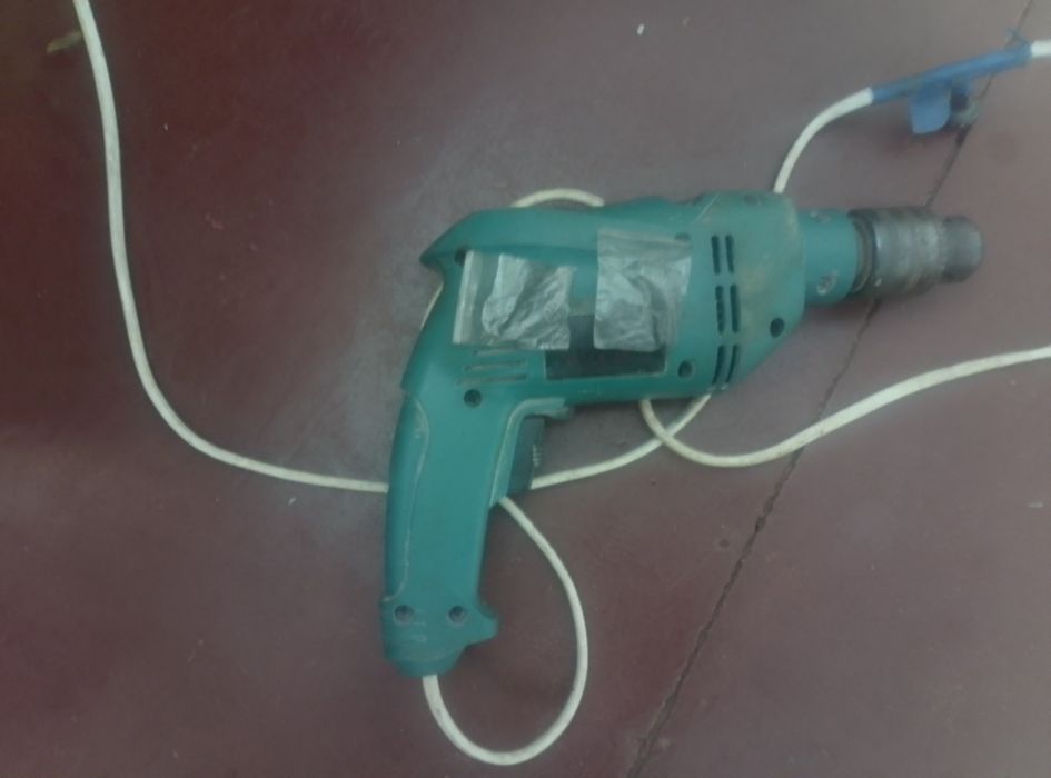 Продам. Дрель.У подарунок  щоткі .