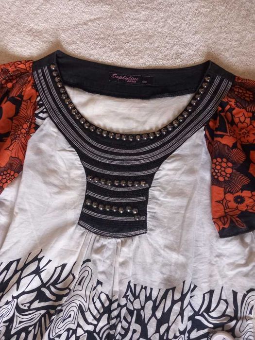 Blusa estampado floral em tom laranja e preto