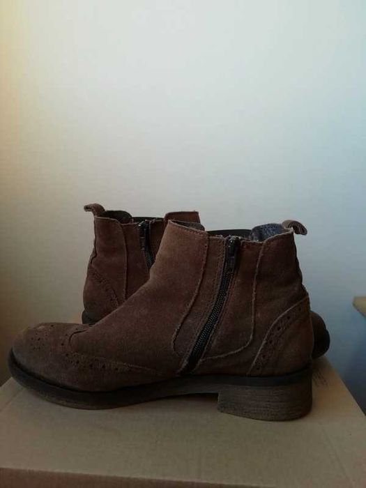 Botas castanhas com fecho