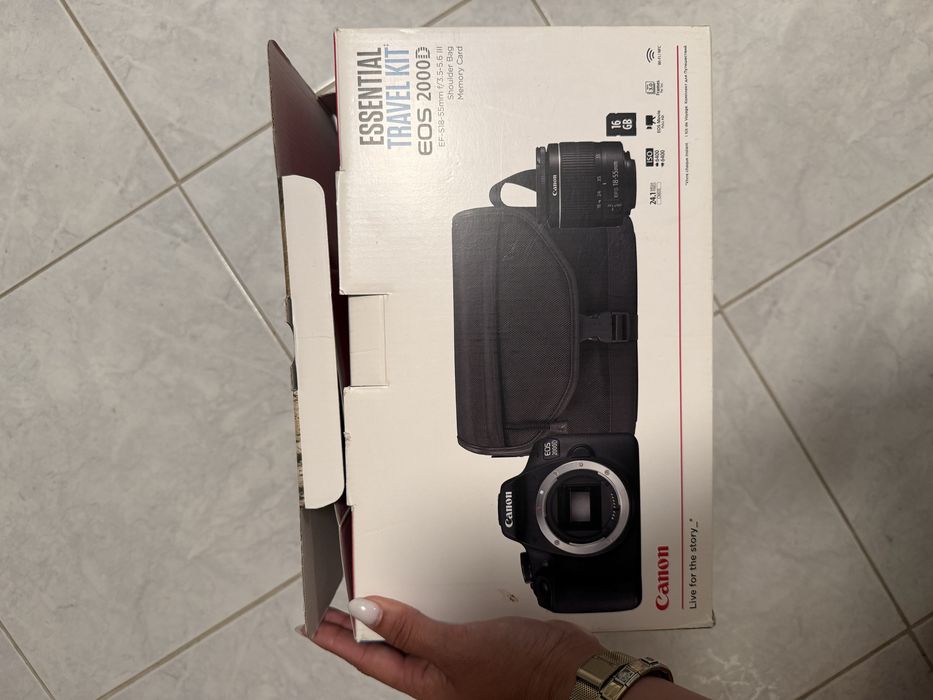 Canon  EOS 2000D