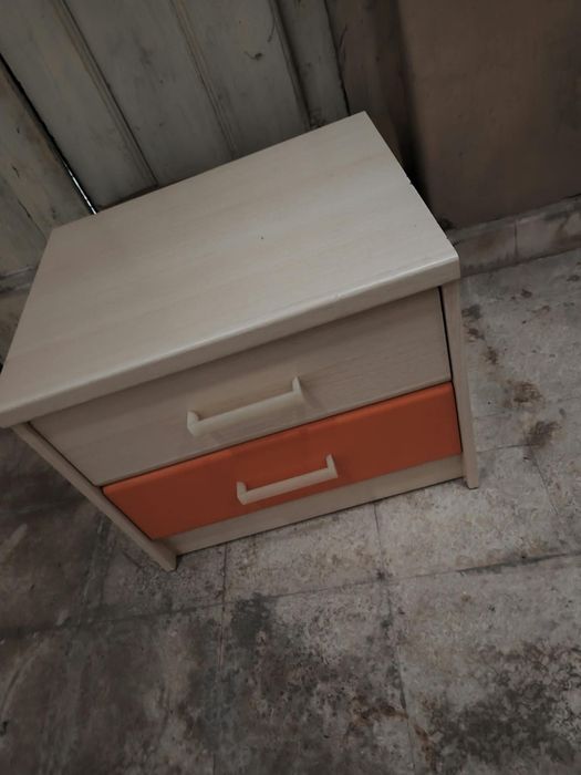 Mesa de cabeceira com 2 gavetas em bom estado