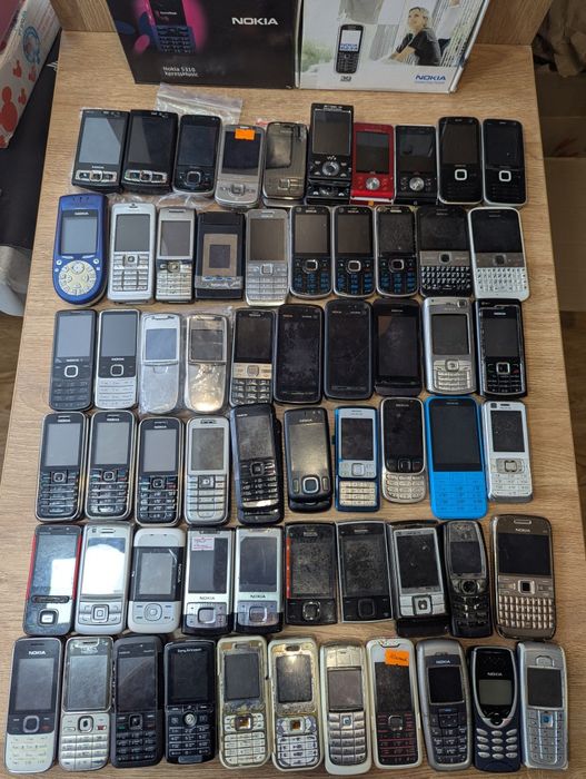 Лот різних моделей телефонів Nokia та Sony Ericsson стани різні