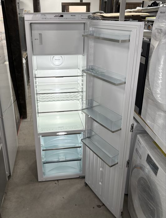 Miele K 37682 iDF — вбудований холодильник з морозильною камерою