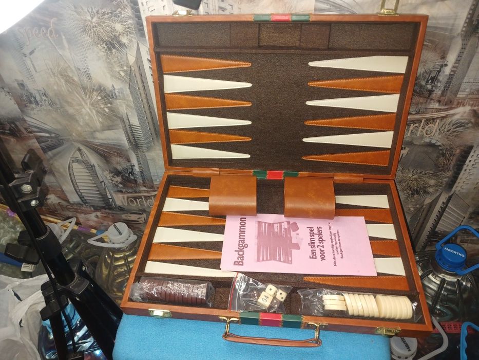 Нарды на подарок в кожаном чемодане.